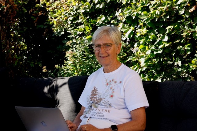 ida 3 Ida Tangsgaard smiler ved et træ i haven