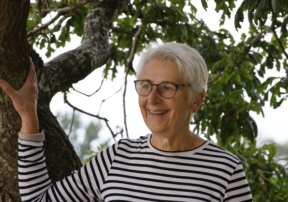 ida tangsgaard - trae Ida Tangsgaard smiler ved et træ i haven